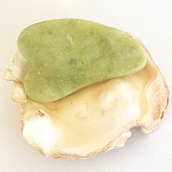 💆🏻‍♀️ Jade Gua Sha Face Stone - Picture 1 of 6